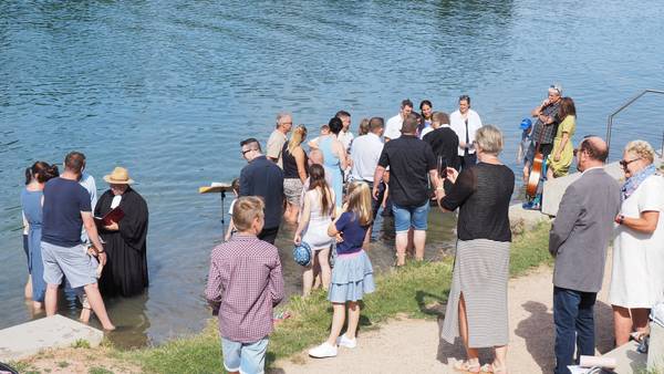 Quelle: Karl-Wilhelm Frommeyer Taufgottesdienst am Badestrand in Brennet (Wehr)