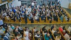 Erwartung beim Glockengeläut in der voll besetzten Kirche